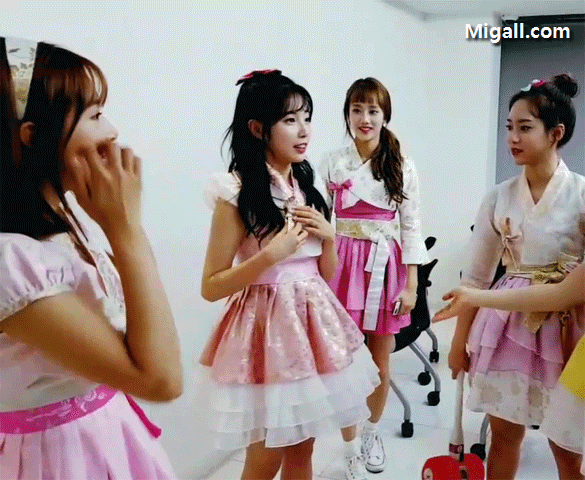 채경이 말리는 멤버들.gif | 인스티즈