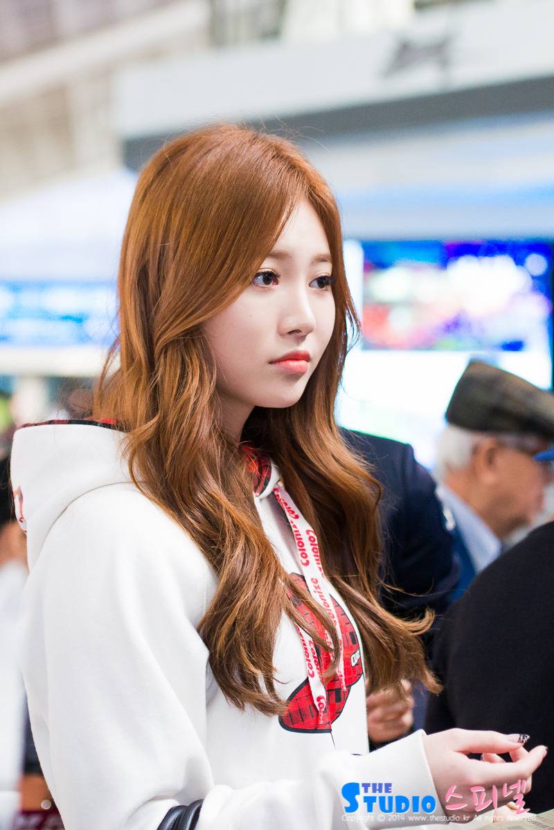 숟가락과 교감하는 유라.jpg | 인스티즈