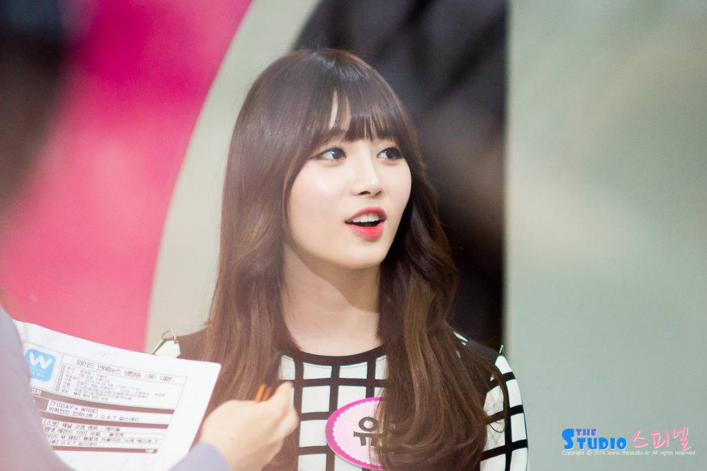 숟가락과 교감하는 유라.jpg | 인스티즈