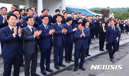 문재인 대통령 향해 박수치는 민주당 의원들 | 인스티즈