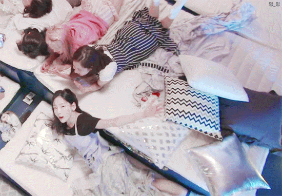 29세 여아이돌의 눕방 수준.GIF | 인스티즈