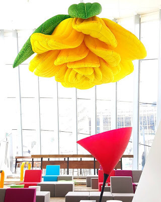 지드래곤 새 카페에 있는 대형 꽃.jpgif | 인스티즈