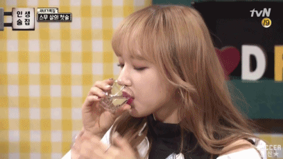 소주를 처음 먹어본 우주소녀 성소.jpgif | 인스티즈