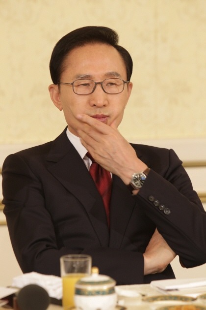 여초카페 대참사 일으킨 한 남자의 수트핏..jpg | 인스티즈