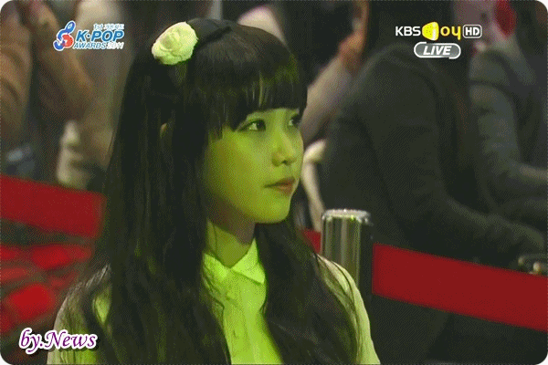 카메라 원샷이 어색한 아이유 .gif | 인스티즈