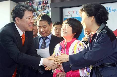 장제원 의원 친박 손수조 돕던시절 | 인스티즈