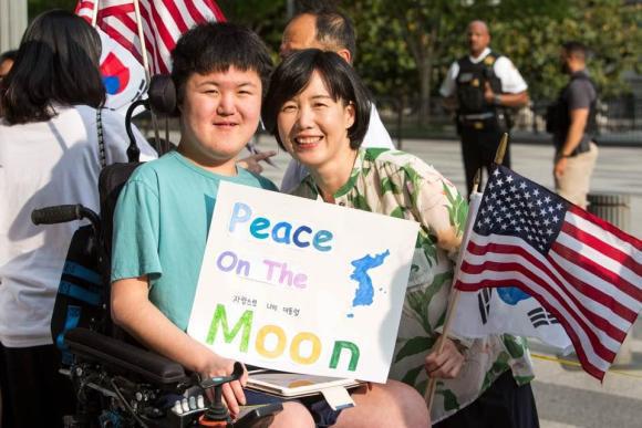 문재인 대통령 방미 환영하는 미주 오소리들.twt | 인스티즈