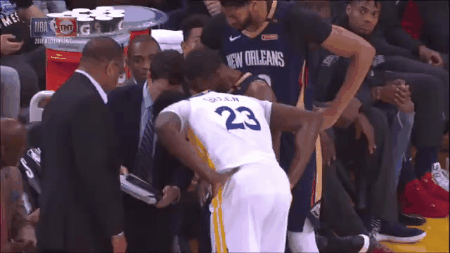 1Q 능청스럽게 펠리컨스 벤치에 간 드레이먼드 그린 | 인스티즈