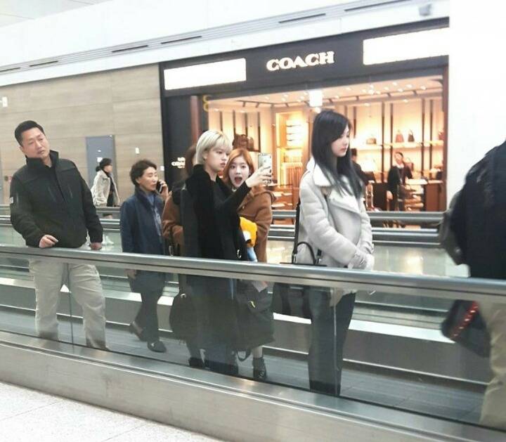 홍콩도착하고 신난 쯔위 | 인스티즈