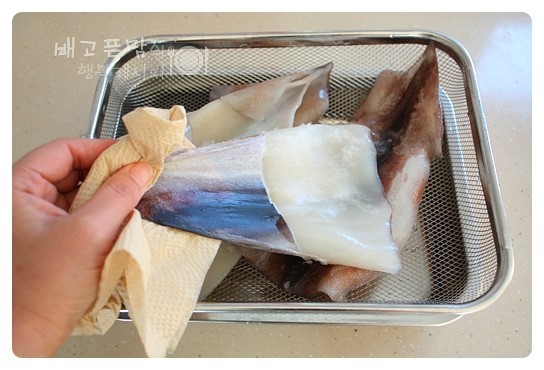 혼자보다 둘이 좋아!! 무말랭이 넣고 만든 오징어젓 | 인스티즈