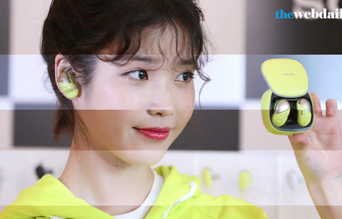 카메라 플래쉬 세례받는 아이유.gif | 인스티즈