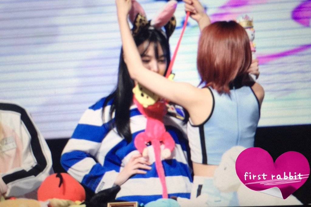 [트와이스] 한여름에 트리 꾸미기 하는 다현,채영,모모 (feat.맏내 나연) | 인스티즈