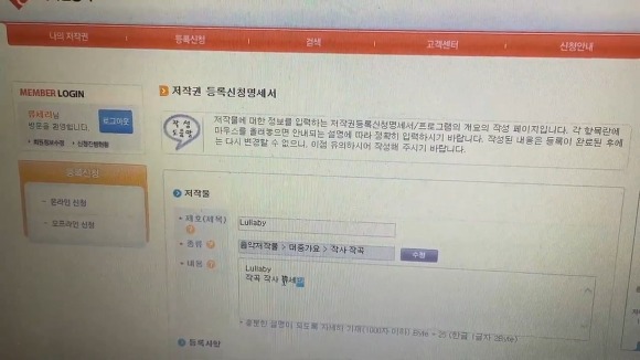 탈퇴한 아이돌이 혼자 제작부터 배송까지 수작업으로 앨범내는 과정.capture | 인스티즈