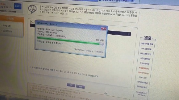 탈퇴한 아이돌이 혼자 제작부터 배송까지 수작업으로 앨범내는 과정.capture | 인스티즈
