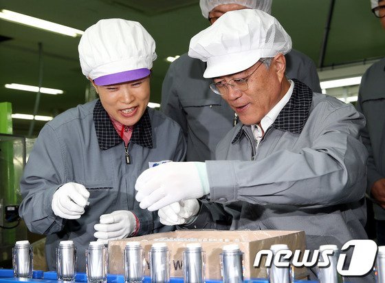 뭘 입어도 무사고 경력 30년 장기근속자 같아 보이는 문재인 | 인스티즈