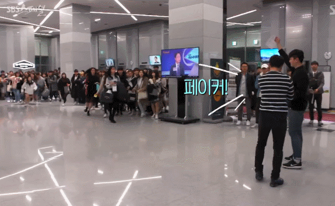 [LOL] SBS 스폐셜 방송에 나온 롤챔스 경기후 페이커 팬미팅 경쟁.gif | 인스티즈