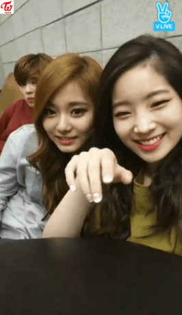 [트와이스] 클로즈업 잡으니까 부끄러워하는 쯔위 | 인스티즈