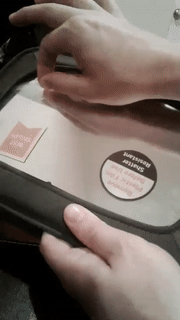 보면 기분 좋은 깔끔한 필름 뜯는 모습.gif | 인스티즈