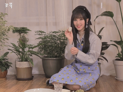 말없이 만두만 빚고 있는 여차친구 은하.gif | 인스티즈