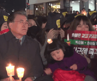 아기와 문재인.gif | 인스티즈