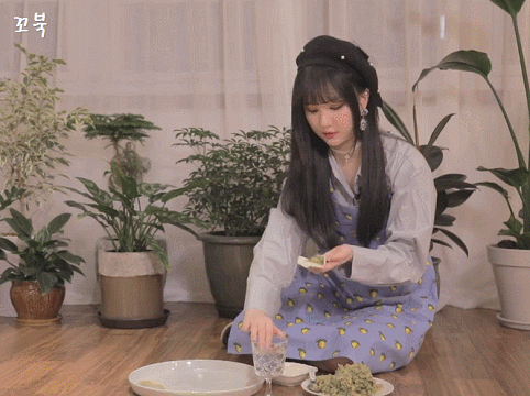 말없이 만두만 빚고 있는 여차친구 은하.gif | 인스티즈