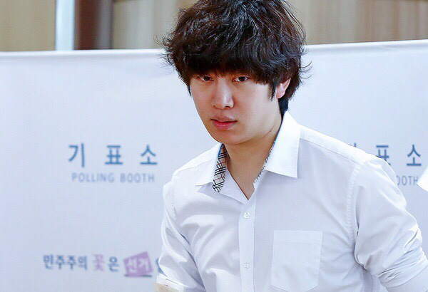 교복 입고 투표하는 사람.jpg | 인스티즈