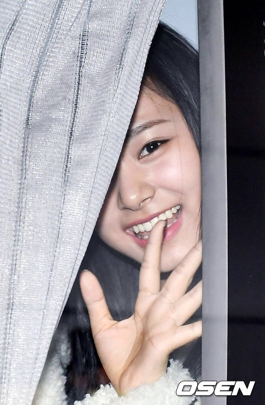 홍콩도착하고 신난 쯔위 | 인스티즈