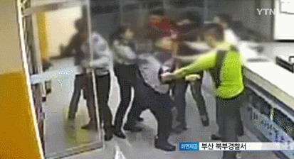 경찰서에 난입한 10대들.gif | 인스티즈