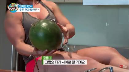 여성스럽게 수박 자르는 법 | 인스티즈
