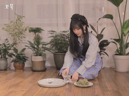 말없이 만두만 빚고 있는 여차친구 은하.gif | 인스티즈