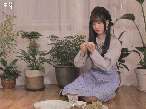 말없이 만두만 빚고 있는 여차친구 은하.gif | 인스티즈