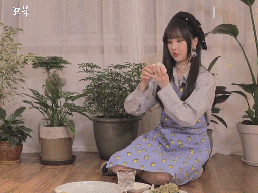 말없이 만두만 빚고 있는 여차친구 은하.gif | 인스티즈