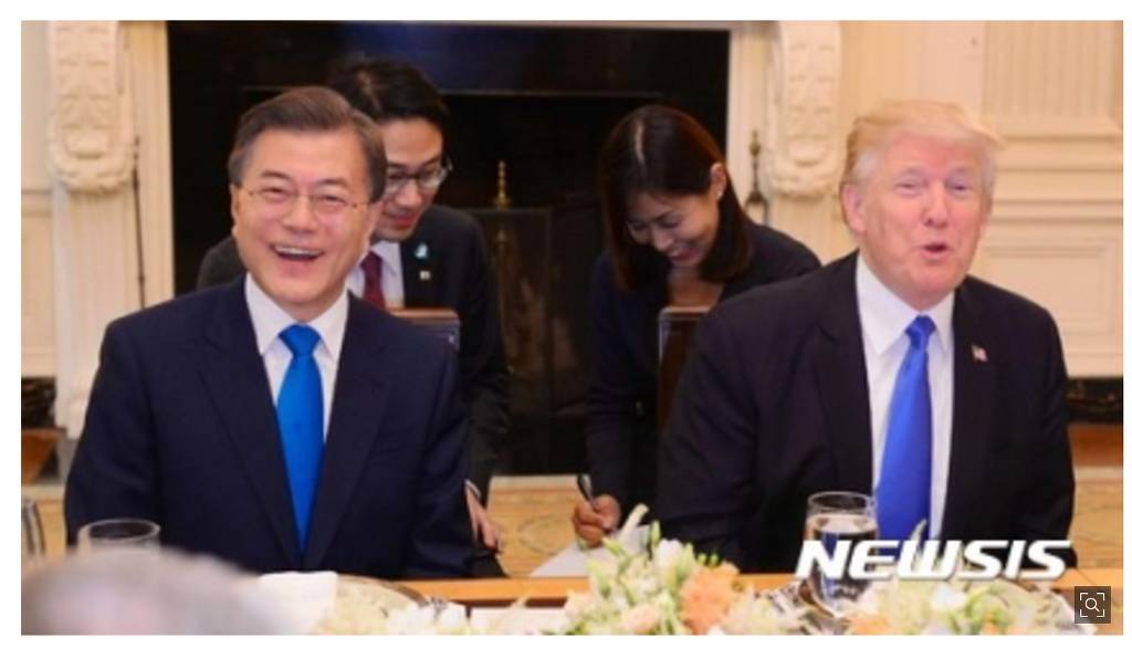 문통.....미 육&#183;해&#183;공&#183;해병대 합동으로 이뤄진 의장대의 도열을 받음 | 인스티즈