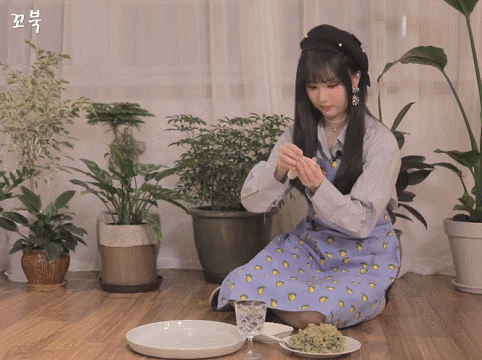 말없이 만두만 빚고 있는 여차친구 은하.gif | 인스티즈