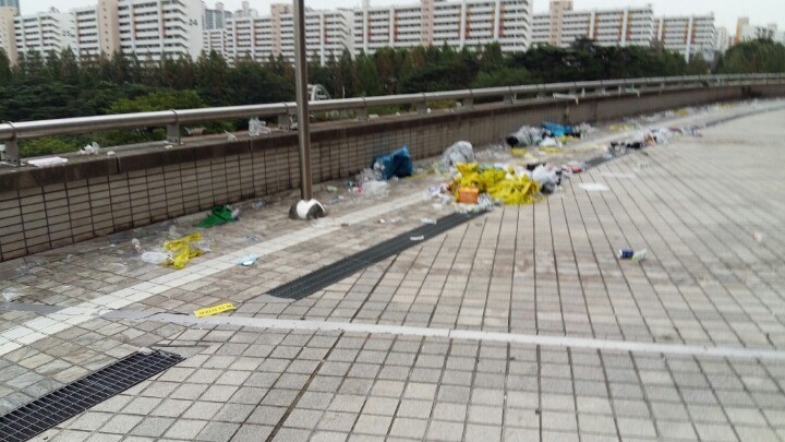 빅뱅 콘서트에 쓰레기 폭탄 맞은 상암 | 인스티즈