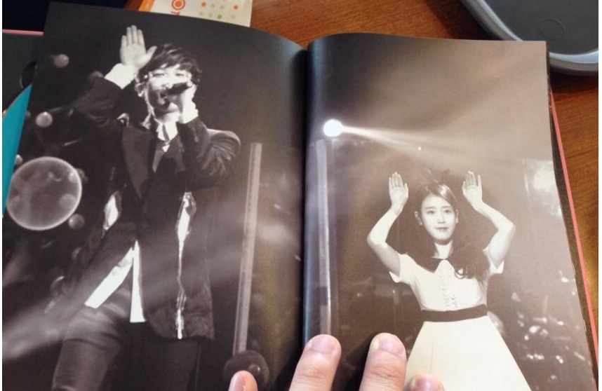 서태지 공연장에서 리본 머리띠한 아이유.JPG 너무 귀여워!!!| | 인스티즈