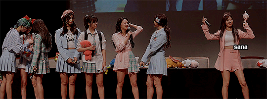 혼자서도 잘노는 트와이스 사나 | 인스티즈