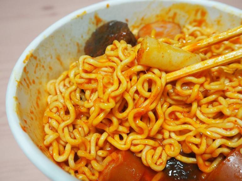 [마크정식] 스파게티 컵라면 + 편의점 떡볶이 + 치즈 + 소세지의 조합... 마크정식.jpg | 인스티즈