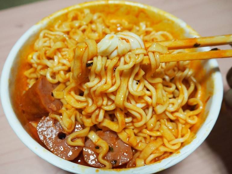 [마크정식] 스파게티 컵라면 + 편의점 떡볶이 + 치즈 + 소세지의 조합... 마크정식.jpg | 인스티즈