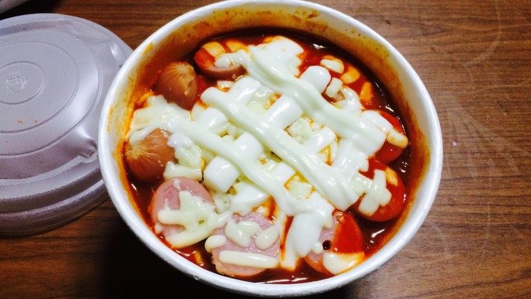[마크정식] 스파게티 컵라면 + 편의점 떡볶이 + 치즈 + 소세지의 조합... 마크정식.jpg | 인스티즈