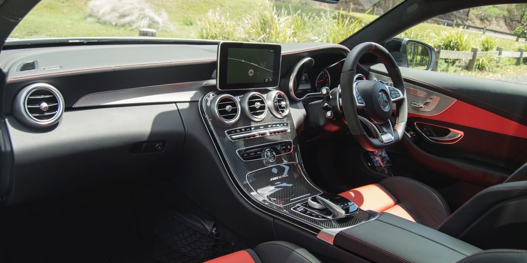 2016 BMW M4 vs 2016 Mercedes-AMG C63 S Coupe | 인스티즈