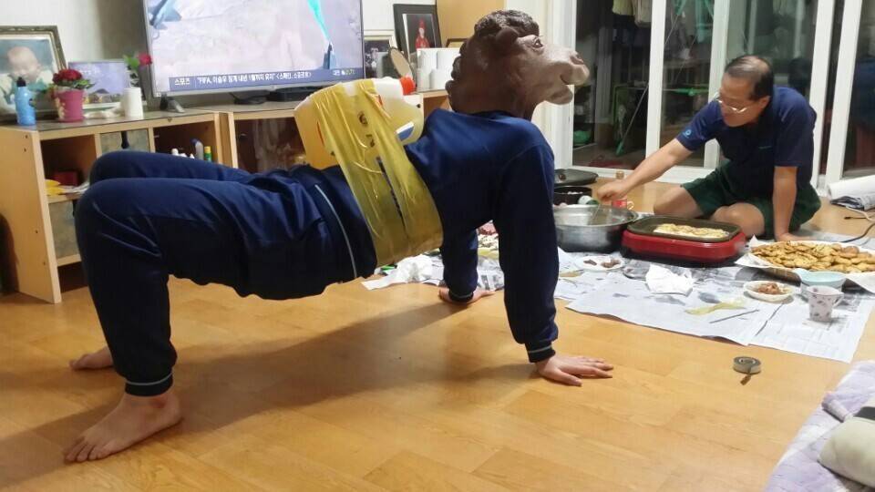 설날 가정집에 난데없이 출몰한 낙타 한 마리.jpg | 인스티즈