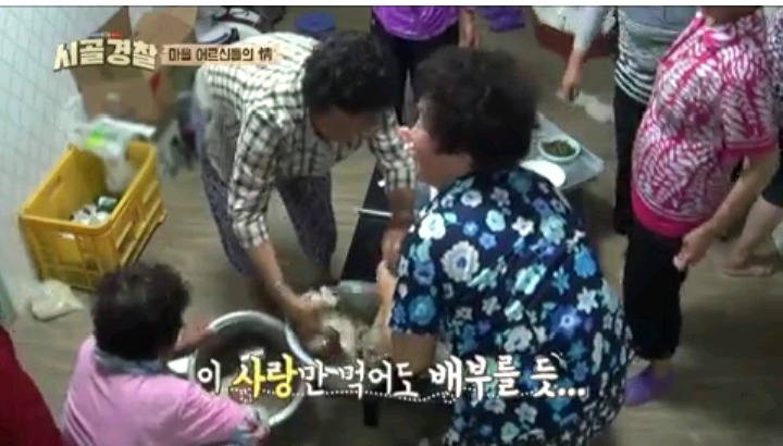 곧 끝난다는 시골경찰위해 복날맞이 잔치 해주신 마을 어르신들 | 인스티즈