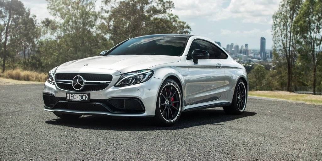 2016 BMW M4 vs 2016 Mercedes-AMG C63 S Coupe | 인스티즈