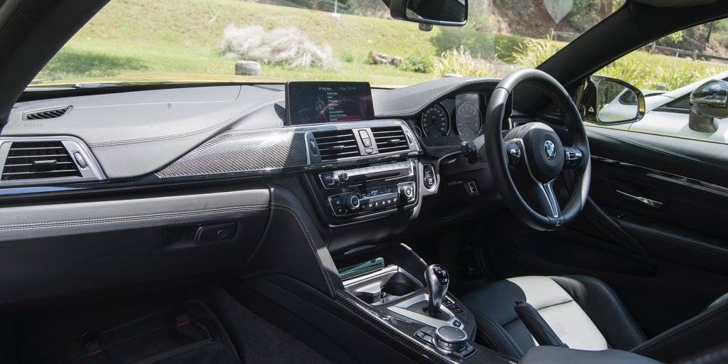 2016 BMW M4 vs 2016 Mercedes-AMG C63 S Coupe | 인스티즈