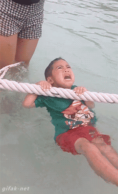 물에 빠진 아이를 구하는 용감한 여성 | 인스티즈