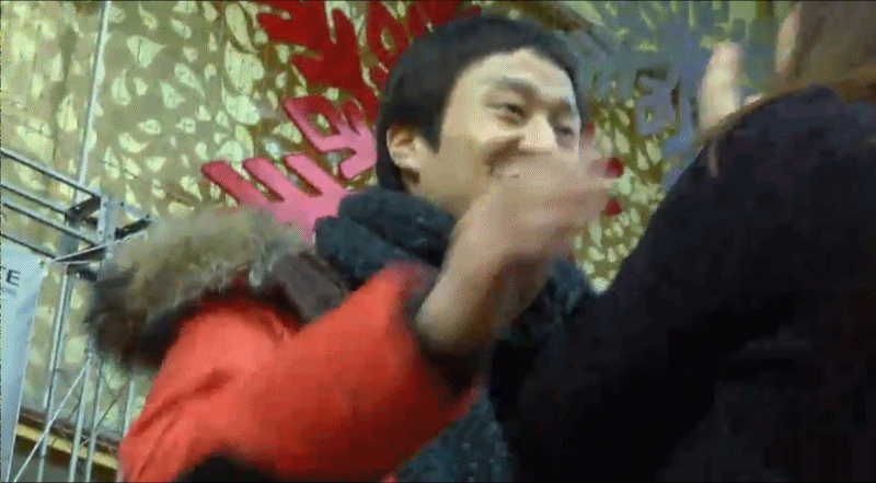 영화배우들이 팬을 안는 방법.gif | 인스티즈