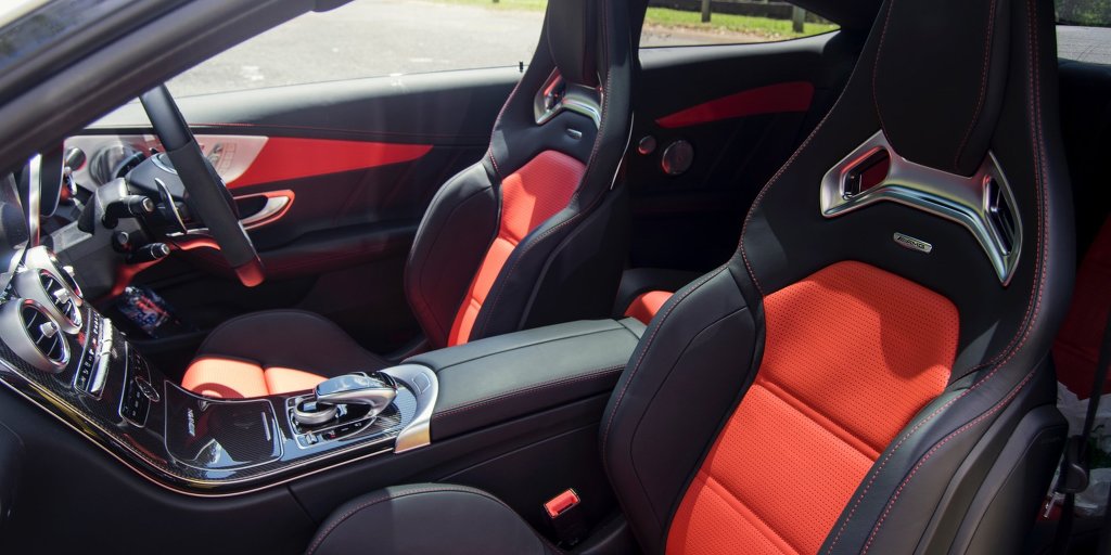 2016 BMW M4 vs 2016 Mercedes-AMG C63 S Coupe | 인스티즈