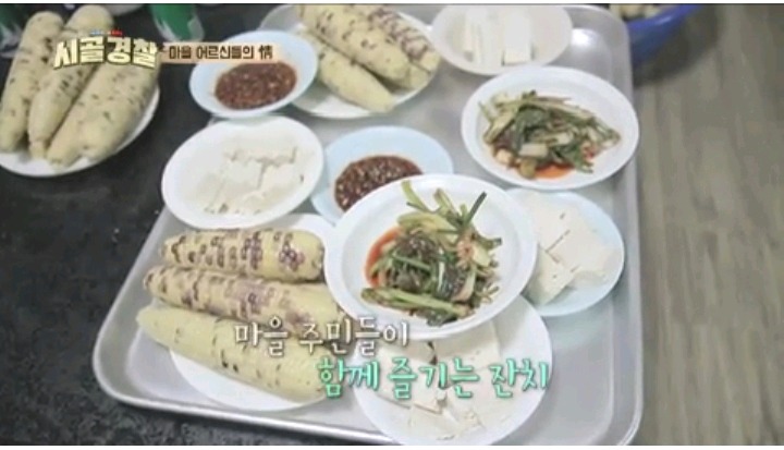 곧 끝난다는 시골경찰위해 복날맞이 잔치 해주신 마을 어르신들 | 인스티즈