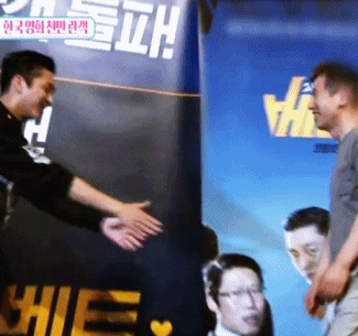 영화배우들이 팬을 안는 방법.gif | 인스티즈